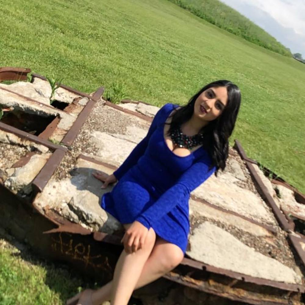 Meet your Posher, Esmeralda